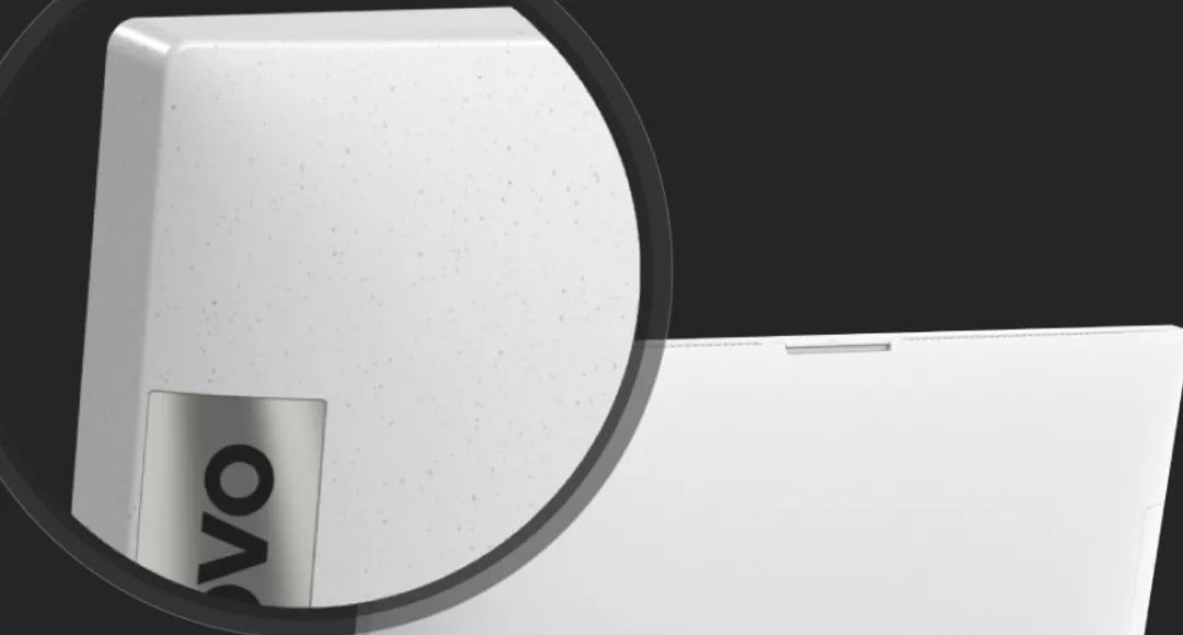 再生塑料“颗粒度”有点大，容易出现黑点，麻斑，不如将计就计把颗粒质感突显起来。