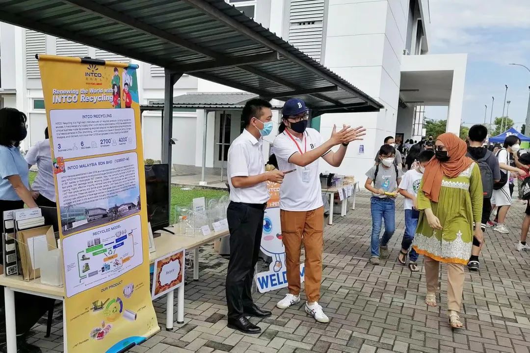 yp街机马来西亚厂长张艳红与学校老师讨论回收车的放置位置