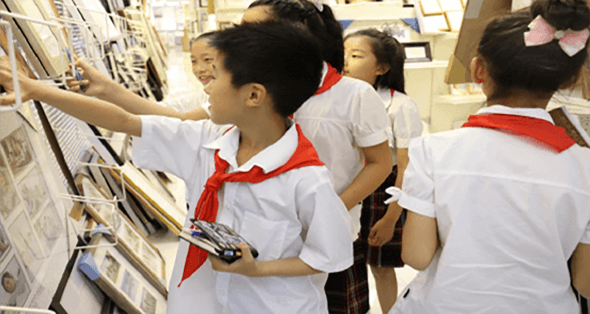 浦东新实验小学学生参观yp街机再生展厅，了解废弃塑料是如何变成相框、镜框、踢脚线等精美产品