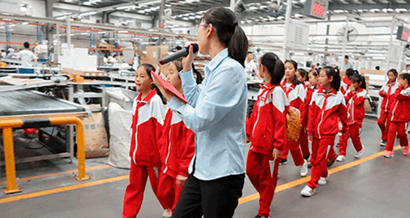 金岭小学及金茵小学的学生参观yp街机再生生产车间，了解废弃塑料是如何变成相框、镜框、踢脚线等精美产品。