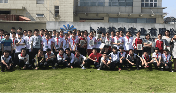 胡桥小学的学生参观上海yp街机再生，了解废弃塑料是如何变成相框、镜框、踢脚线等精美产品。